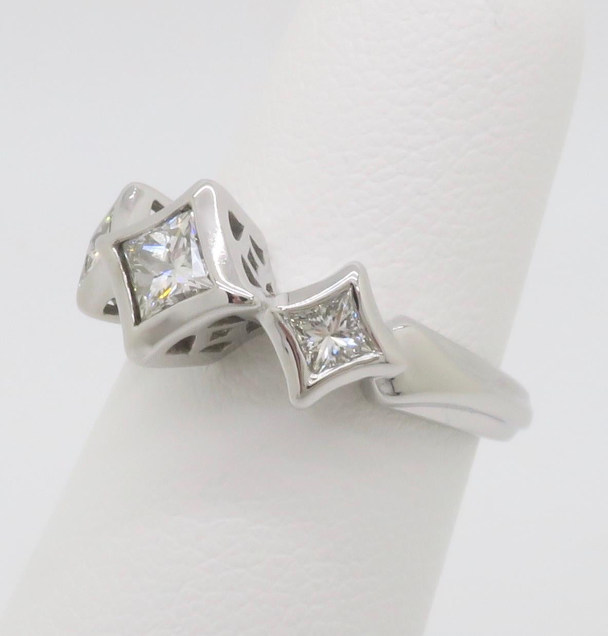 Bague à trois pierres en forme de cerf-volant, sertie de diamants taillés en princesse Pour femmes en vente