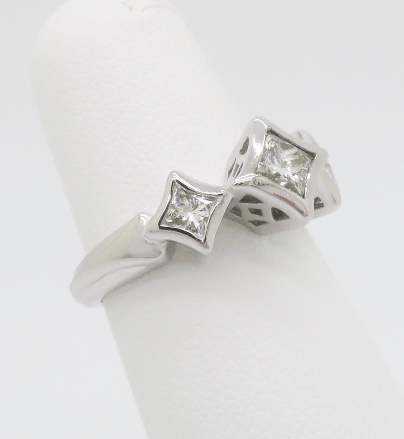 Bague à trois pierres en forme de cerf-volant, sertie de diamants taillés en princesse en vente 1