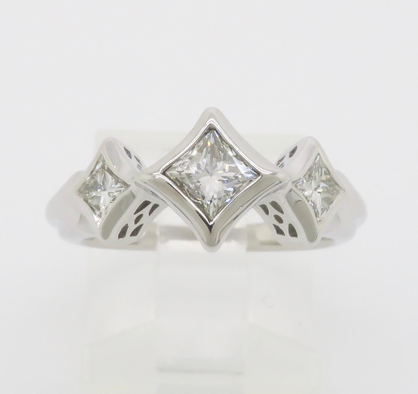Bague à trois pierres en forme de cerf-volant, sertie de diamants taillés en princesse en vente 2