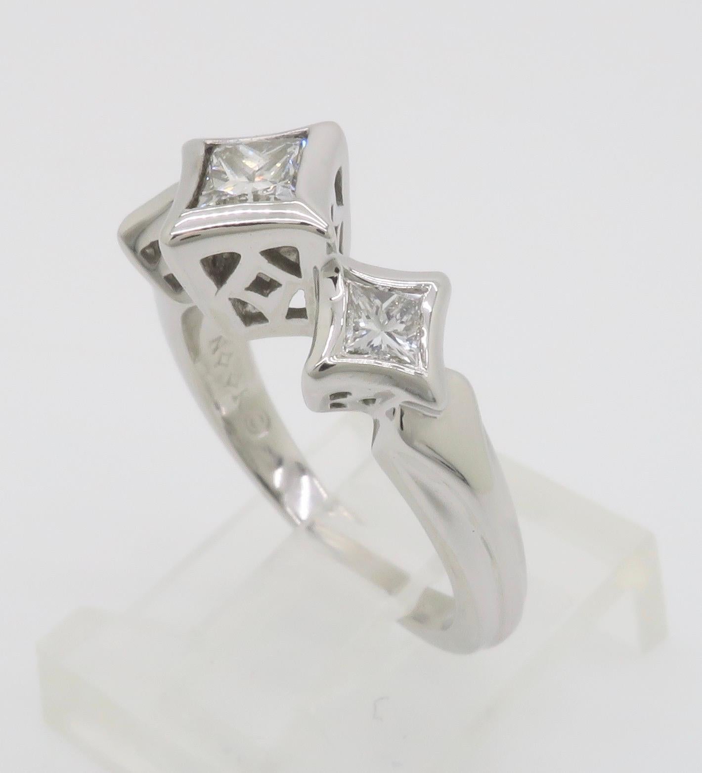 Bague à trois pierres en forme de cerf-volant, sertie de diamants taillés en princesse en vente 3