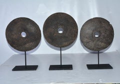 Les roues de moulin à trois pierres comme sculptures de table modernes, vendues à l'unité