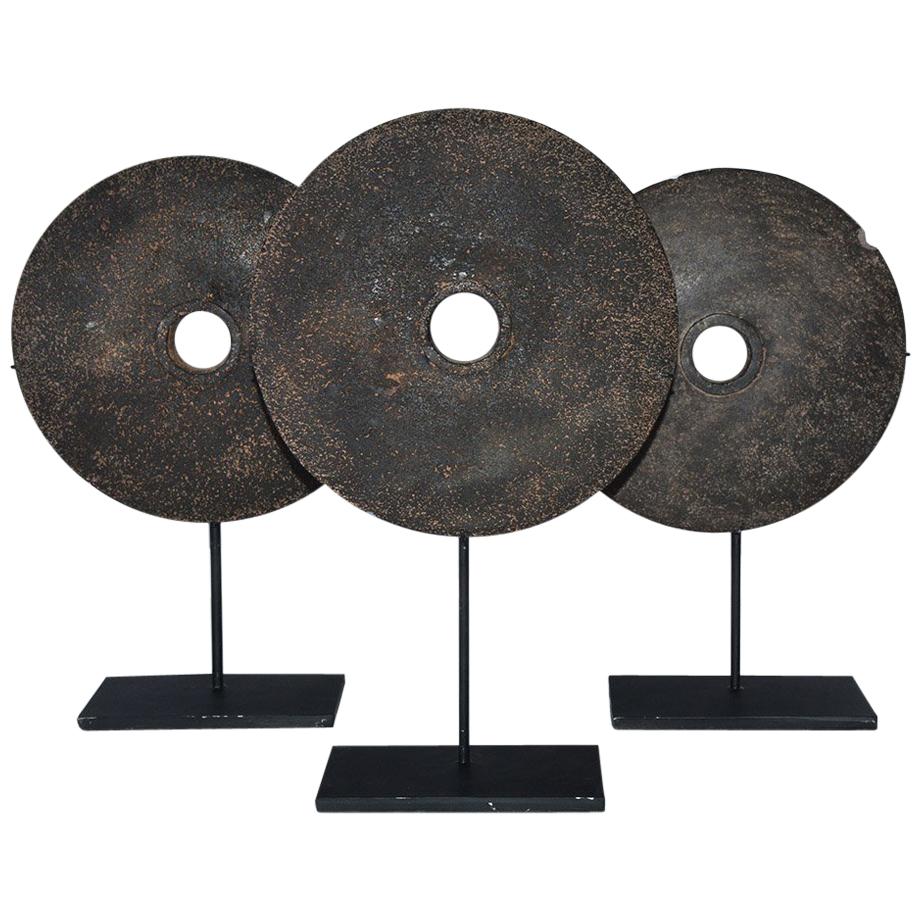 Les roues de moulin à trois pierres comme sculptures de table modernes, vendues à l'unité en vente