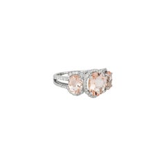 Sunita Nahata trois pierres Morganite 4,25 carats Bague fantaisie en 18KRG avec diamant.
