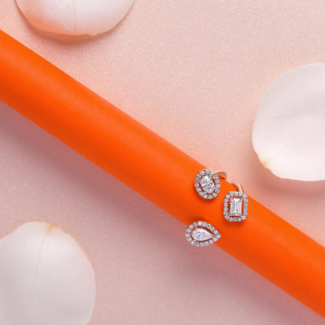Lassen Sie Ihr Haar herunter und glänzen Sie. Aus 14-karätigem Roségold und atemberaubenden Diamanten.

Der Ring ist mit Diamanten im Birnen-, Smaragd- und Ovalschliff besetzt und verleiht Ihnen das Flair einer Stilikone.

IGI ZERTIFIZIERT

Gold -