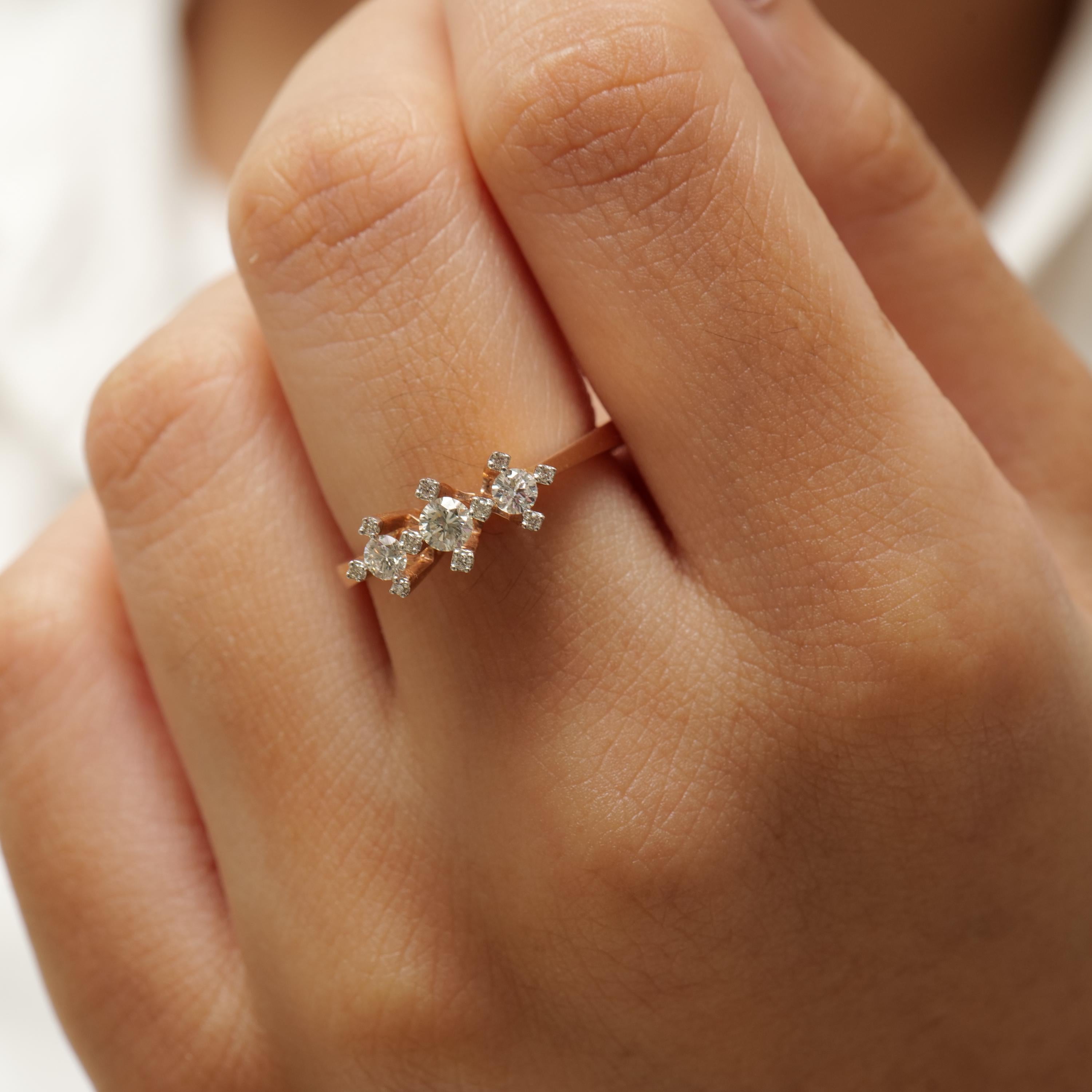 Ehering mit drei natürlichen Diamanten aus massivem 14-karätigem Gold (zertifiziert) (Art déco) im Angebot