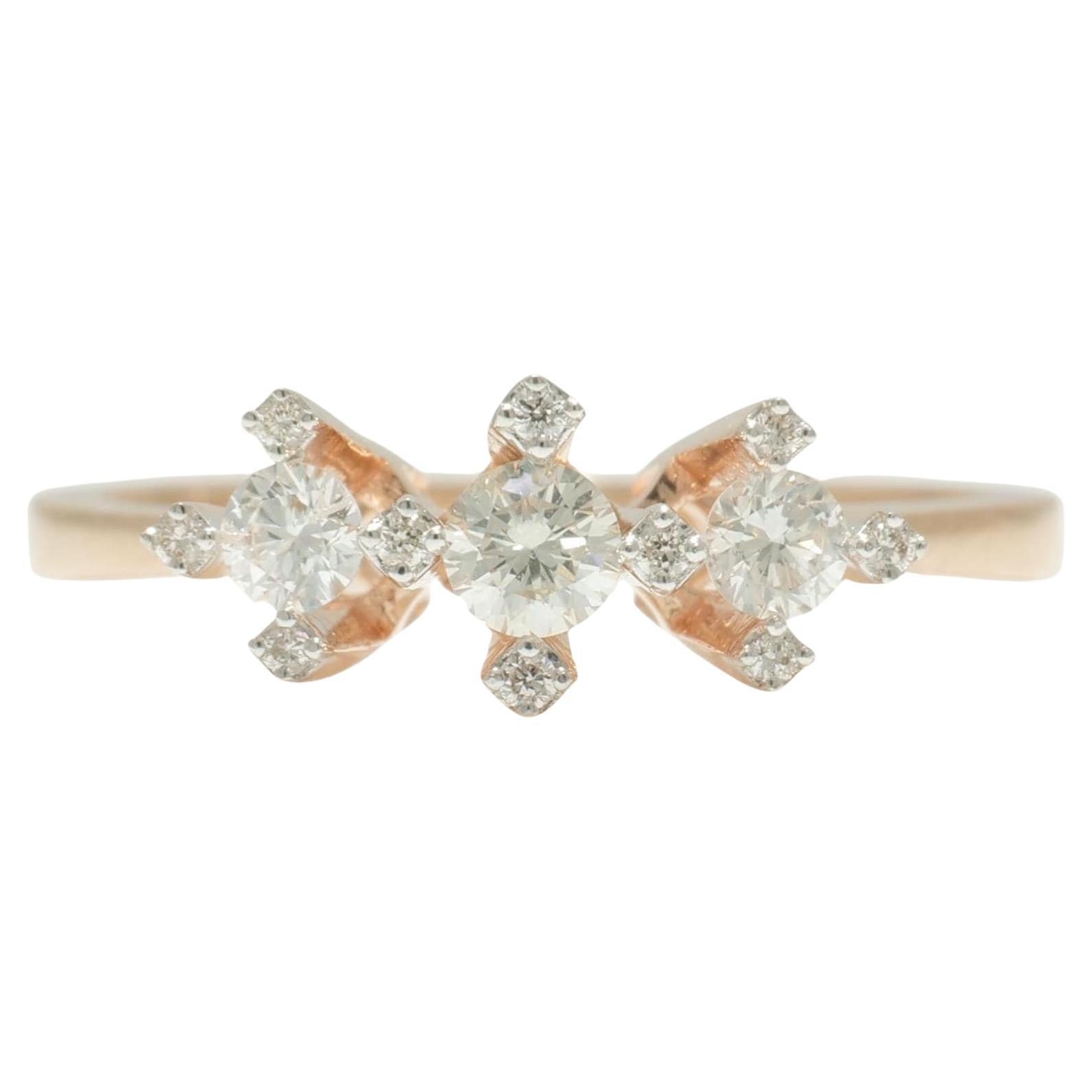 Ehering mit drei natürlichen Diamanten aus massivem 14-karätigem Gold (zertifiziert) im Angebot