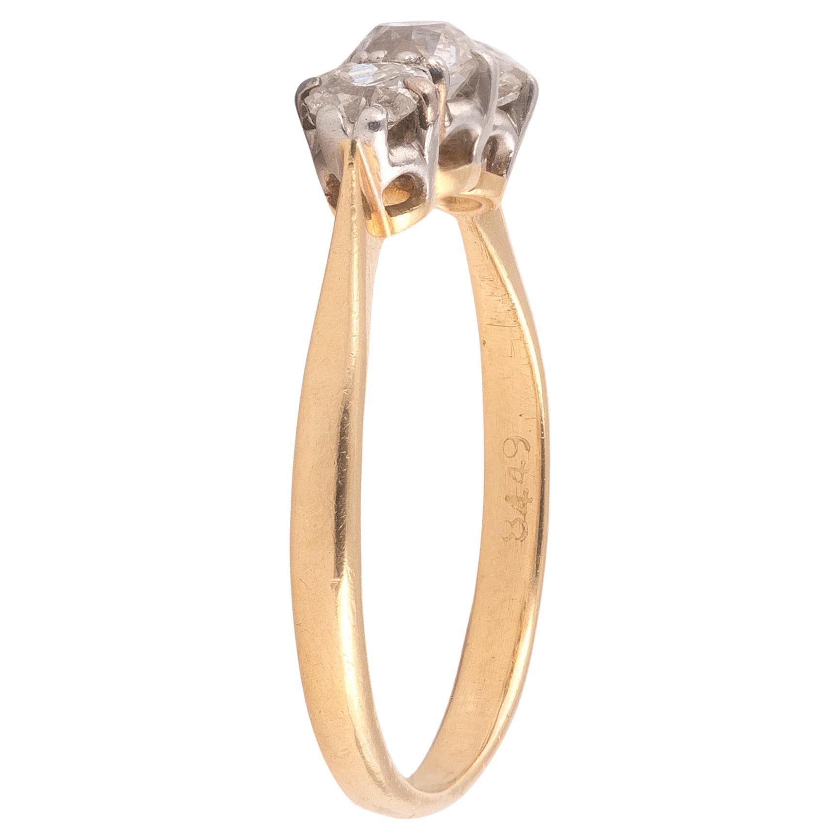 Serti d'une ligne de trois diamants de taille ancienne pesant environ 0,70 cts, galerie sculptée en volute.

Monté en platine et en or

Taille des doigts : 7

Poids : 2,5 gr

