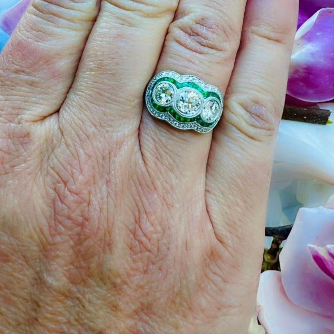 Art Déco Anello con tre pietre di diamante vecchio stile con smeraldo a raggiera in vendita