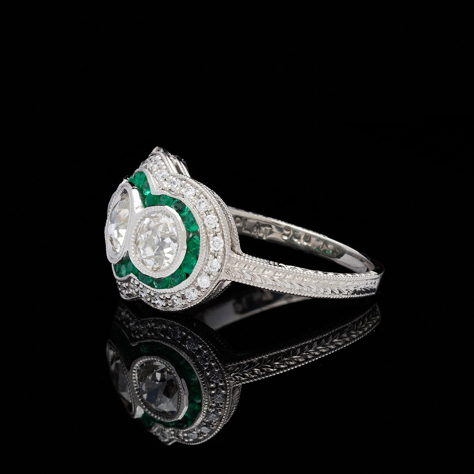 Taglio antico europeo Anello con tre pietre di diamante vecchio stile con smeraldo a raggiera in vendita