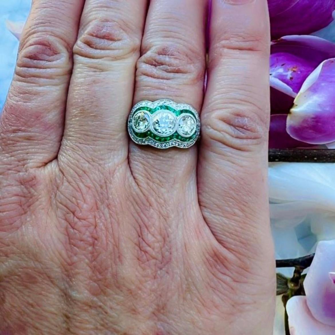 Anello con tre pietre di diamante vecchio stile con smeraldo a raggiera In condizioni ottime in vendita a San Francisco, CA