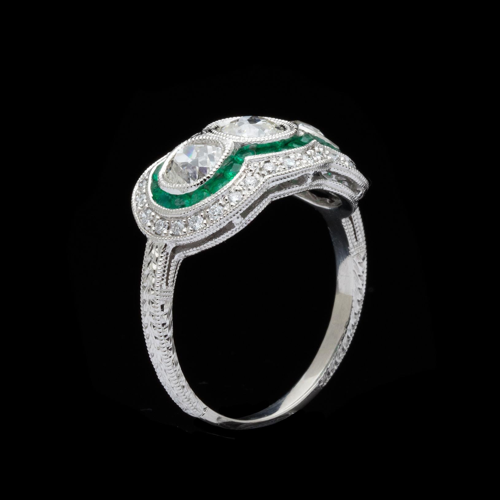 Donna Anello con tre pietre di diamante vecchio stile con smeraldo a raggiera in vendita