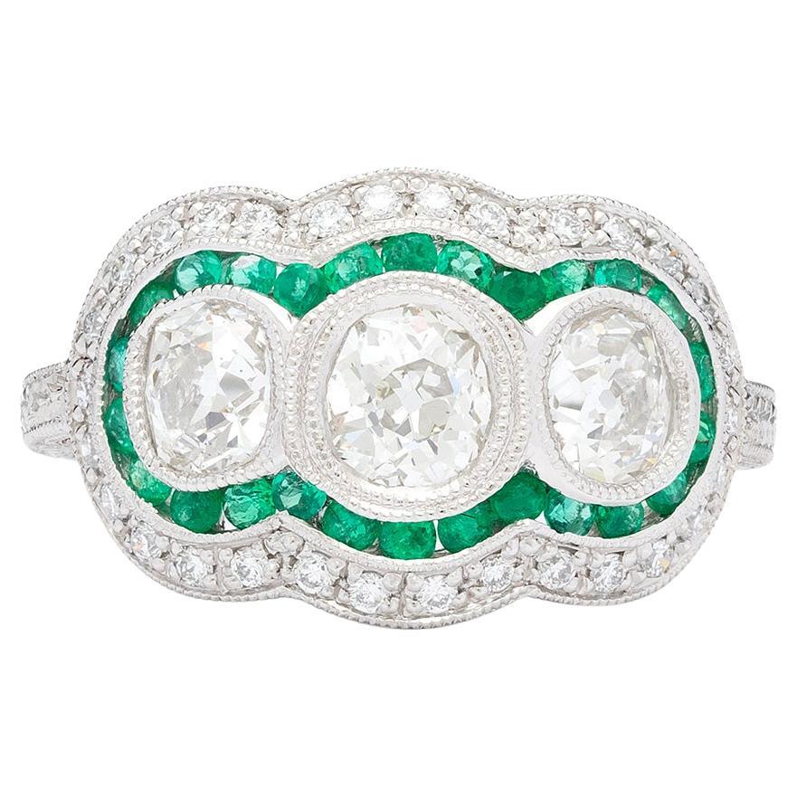 Anello con tre pietre di diamante vecchio stile con smeraldo a raggiera in vendita