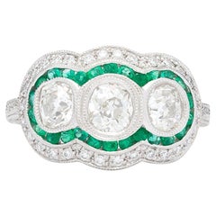 Anillo de diamantes Euro Antiguo de tres piedras con halo de esmeralda