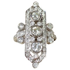 Anillo de tres piedras con diamantes talla europea antigua en oro blanco de 14 quilates