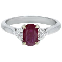 Anello con rubino ovale di Birmania a tre pietre e diamanti da 1,36 carati in oro bianco 18 carati