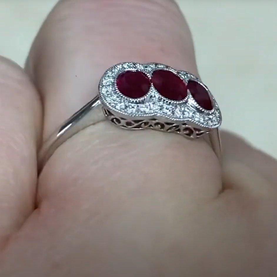 Dreisteinring mit Rubinen im Ovalschliff (ca. 0,70 Karat), Diamant-Halo, Platin im Zustand „Hervorragend“ im Angebot in New York, NY