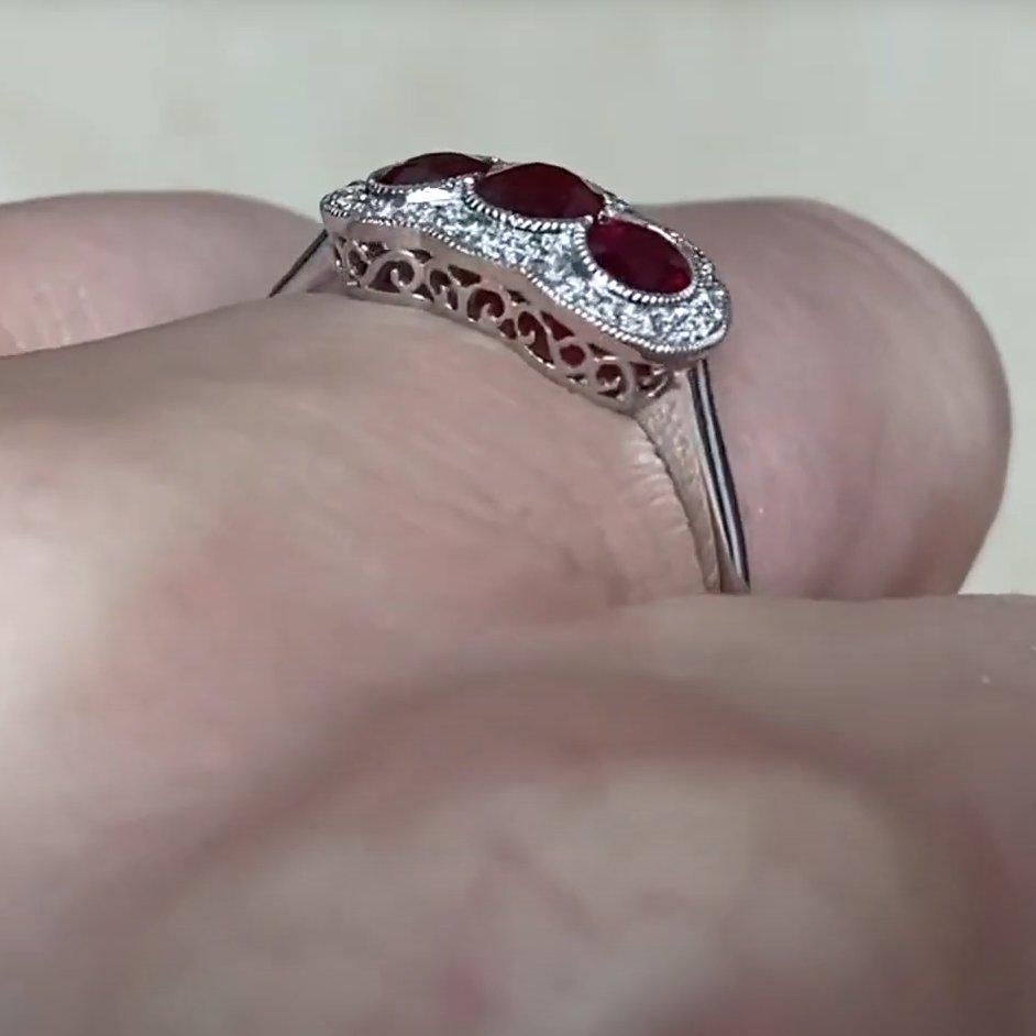 Dreisteinring mit Rubinen im Ovalschliff (ca. 0,70 Karat), Diamant-Halo, Platin Damen im Angebot