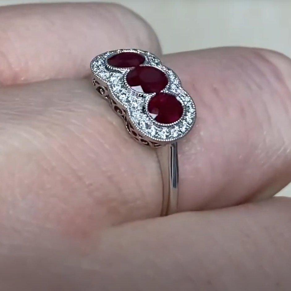Dreisteinring mit Rubinen im Ovalschliff (ca. 0,70 Karat), Diamant-Halo, Platin im Angebot 1