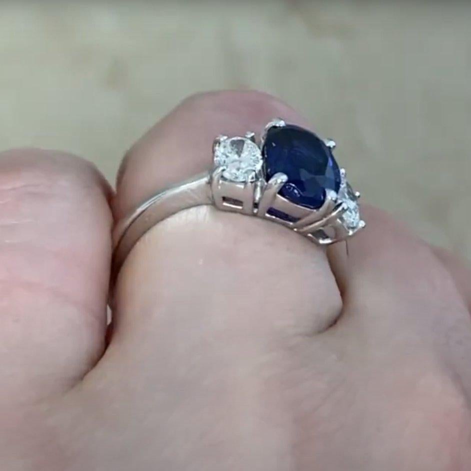 Anello con tre pietre, zaffiro taglio ovale (circa 2,80 carati) e diamanti, platino In condizioni ottime in vendita a New York, NY