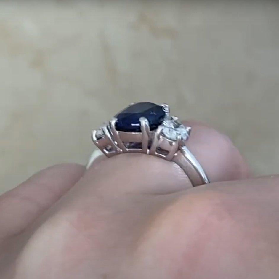 Donna Anello con tre pietre, zaffiro taglio ovale (circa 2,80 carati) e diamanti, platino in vendita