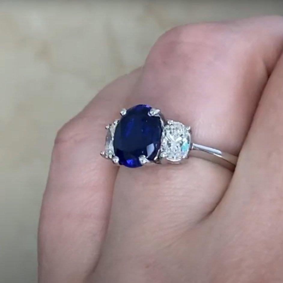 Anello con tre pietre, zaffiro taglio ovale (circa 2,80 carati) e diamanti, platino in vendita 1