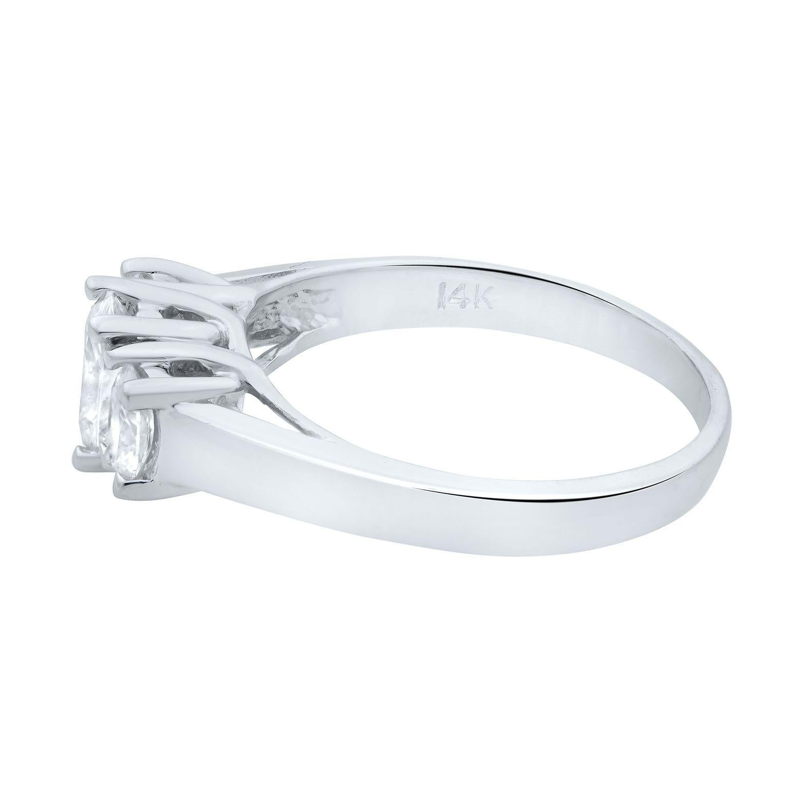 Moderne Bague de fiançailles à trois pierres avec diamant ovale en or blanc 14 carats 1,10 carat poids total en vente