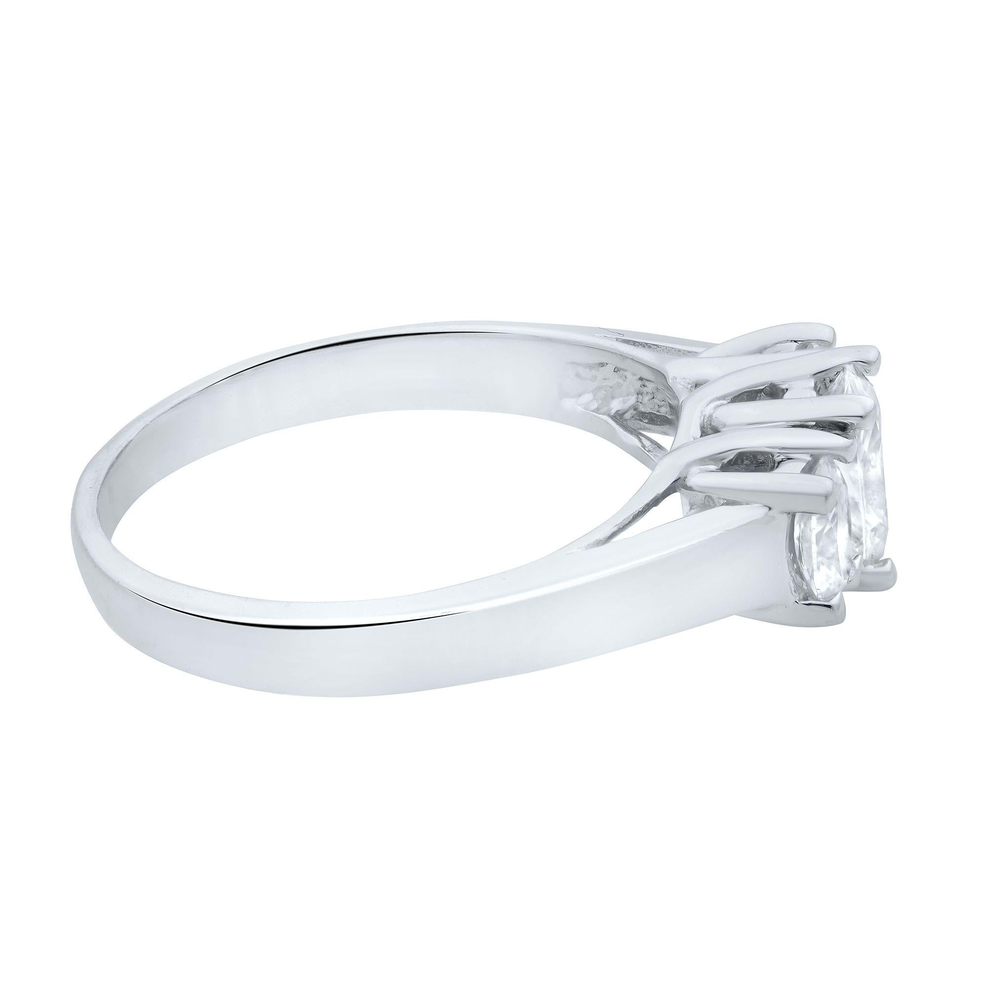 Taille ovale Bague de fiançailles à trois pierres avec diamant ovale en or blanc 14 carats 1,10 carat poids total en vente
