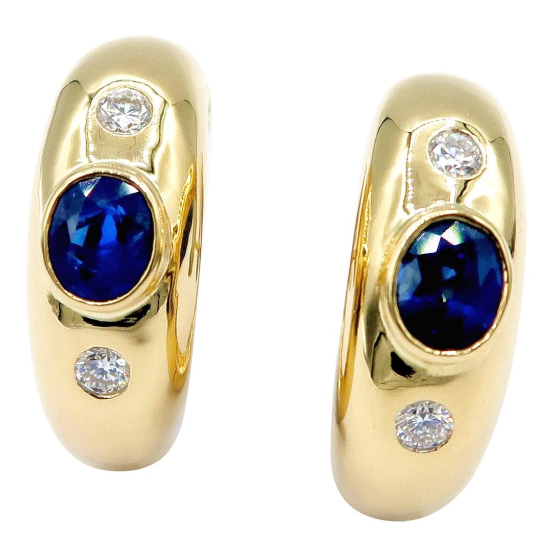 Aros ovalados de tres piedras con zafiro azul real y diamantes en oro amarillo de 18 quilates en venta