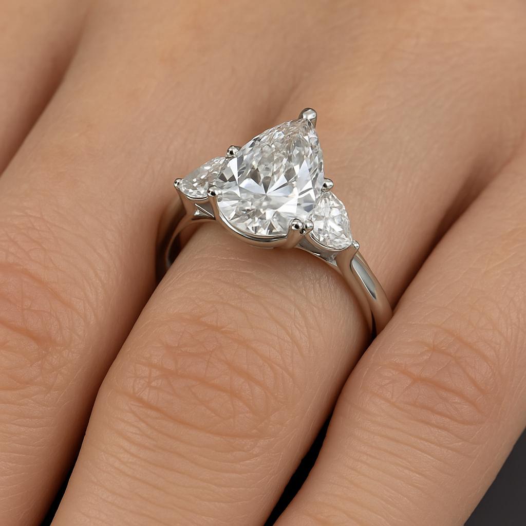 Three-Stone Pear Shape Diamond Engagement Ring in 14K White Gold – 1.5 Carat Cen Corte pera en venta