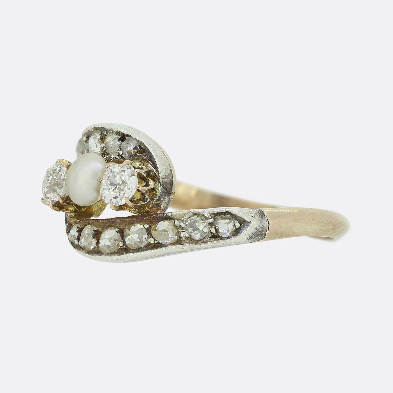 Hier haben wir einen bezaubernden Crossover-Ring mit Perlen und Diamanten aus der viktorianischen Ära. Die gewirbelte Vorderseite des Rings zeigt zwei altgeschliffene Diamanten und eine natürliche Perle in der Mitte, mit einem Hintergrund aus in