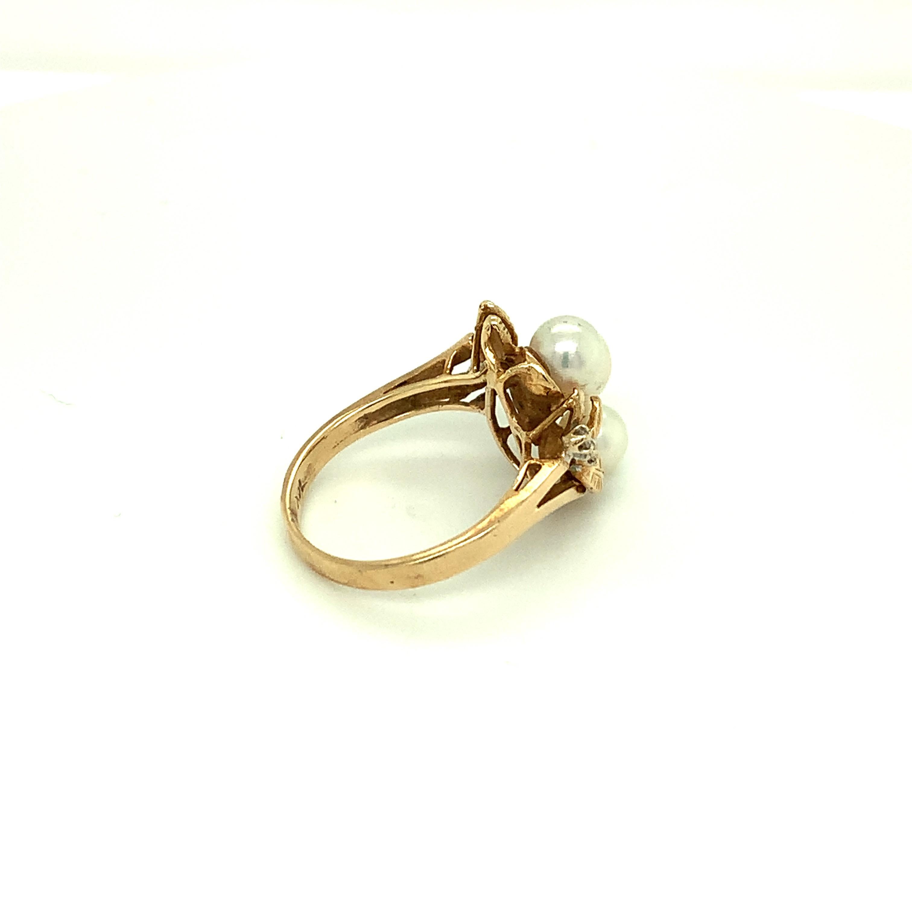 Three Stone Pearl Ring Set in 14K Yellow Gold In Good Condition In Trumbull, CT