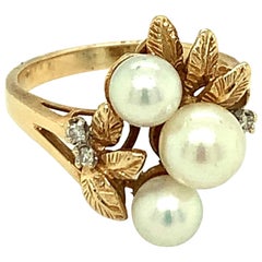 Anello con tre pietre e perle incastonate in oro giallo 14K