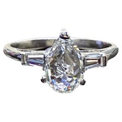 Bague de fiançailles à trois pierres en platine avec diamant taille poire rose de 1,12 carat