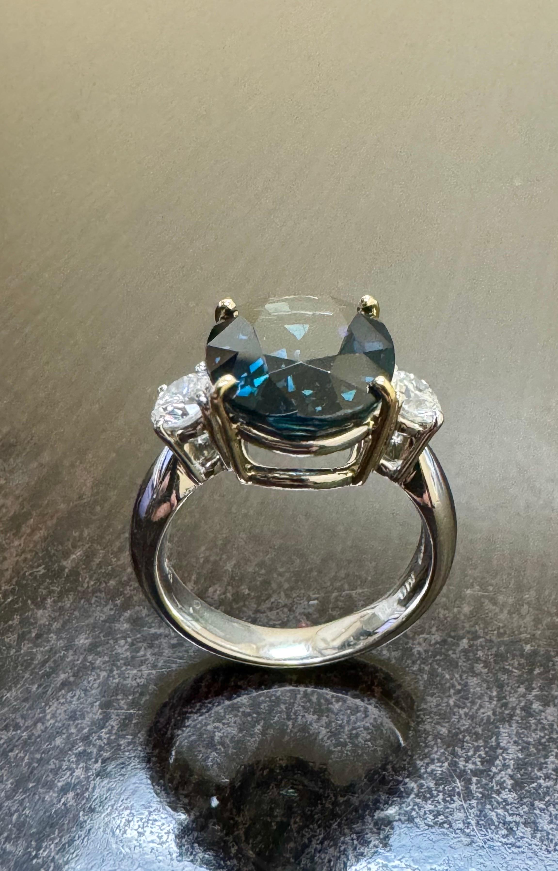 Verlobungsring aus Platin mit drei Steinen, Diamant 7,85 Karat, ovaler Pfauen-Saphir (Moderne) im Angebot
