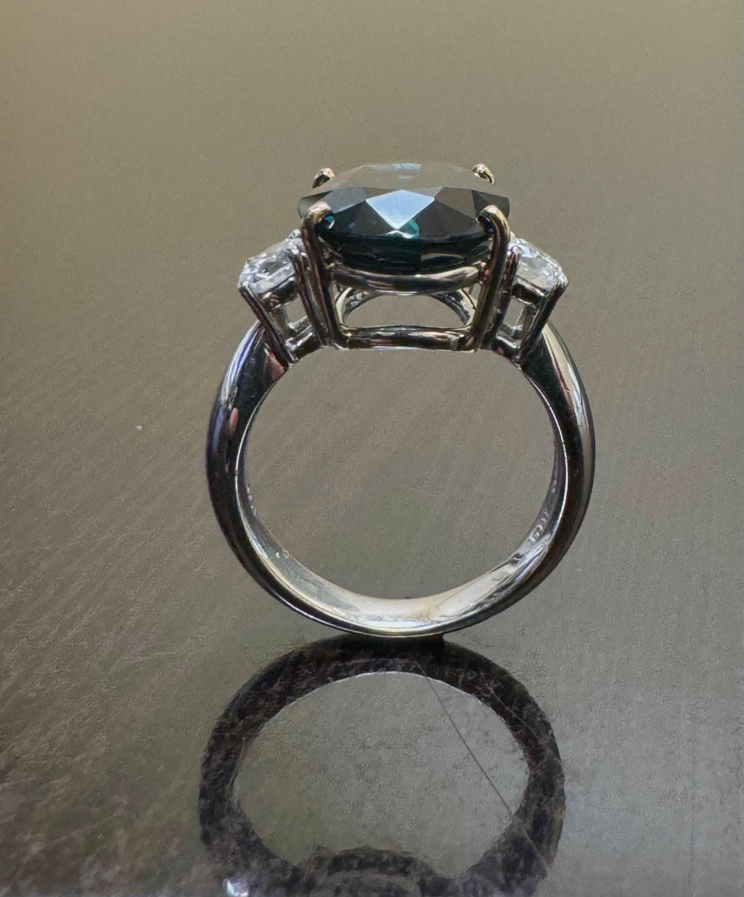 Verlobungsring aus Platin mit drei Steinen, Diamant 7,85 Karat, ovaler Pfauen-Saphir (Ovalschliff) im Angebot
