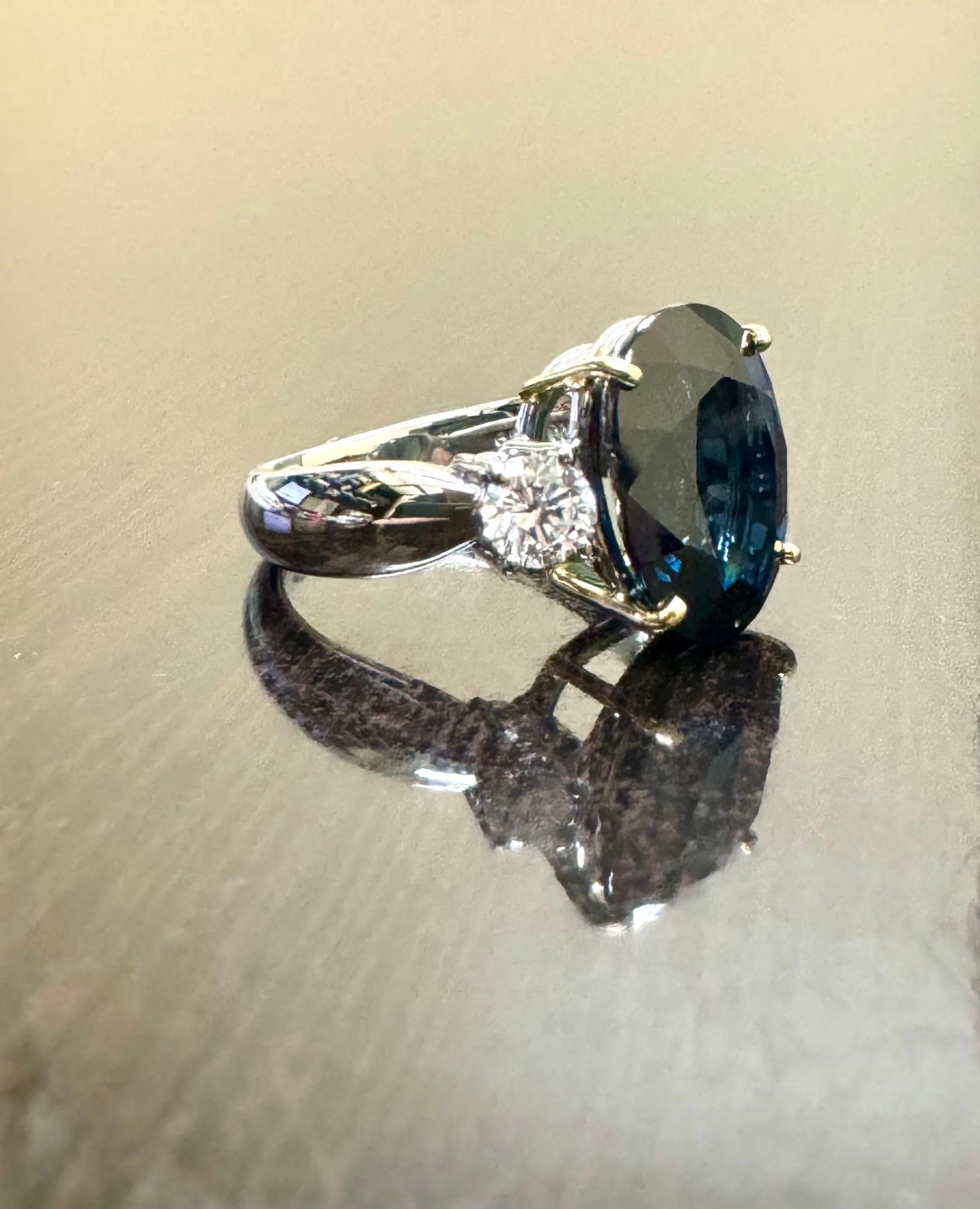 Verlobungsring aus Platin mit drei Steinen, Diamant 7,85 Karat, ovaler Pfauen-Saphir im Zustand „Neu“ im Angebot in Los Angeles, CA
