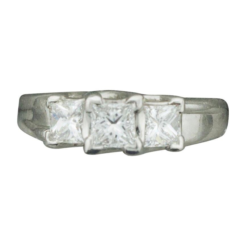Bague de mariage en platine à trois pierres et diamants « Diana » de 1,10 carat en vente