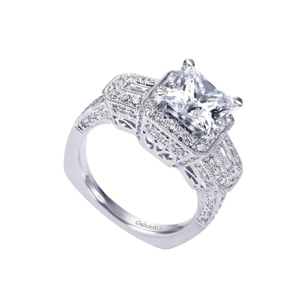 Diamant-Verlobungsring mit drei Steinen im Prinzessinnenschliff (Carréschliff) im Angebot