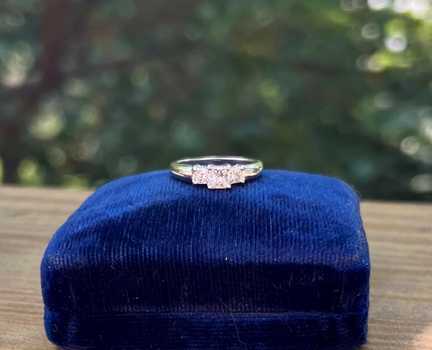 Bague de fiançailles à trois pierres avec diamant taille princesse Bon état - En vente à Towson, MD
