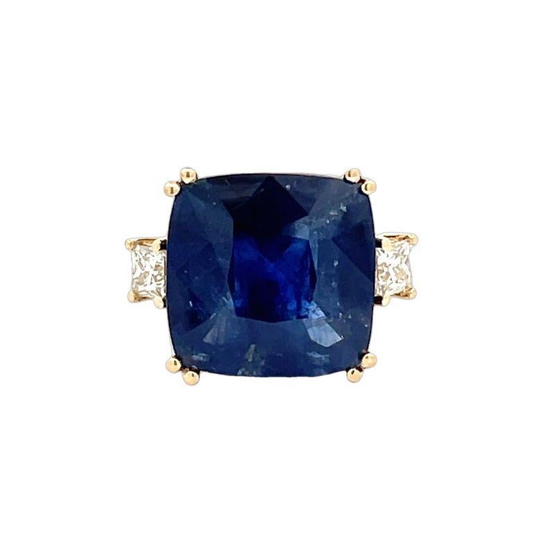 Préparez-vous à être époustouflé par la beauté époustouflante de cette bague à trois pierres ! Cette bague est ornée d'un saphir bleu de forme radiante de la plus belle couleur pour cette pierre précieuse. La pierre centrale pèse un poids