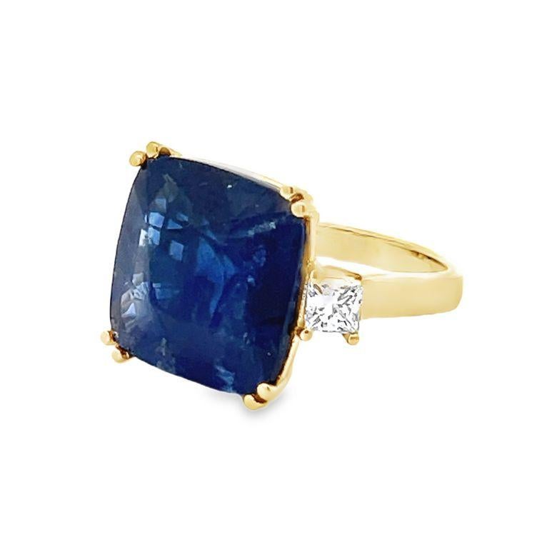 Moderne Bague à trois pierres saphir rayonnant 17,47CT et diamant Princesse 0,74CT 18K Yellow G en vente