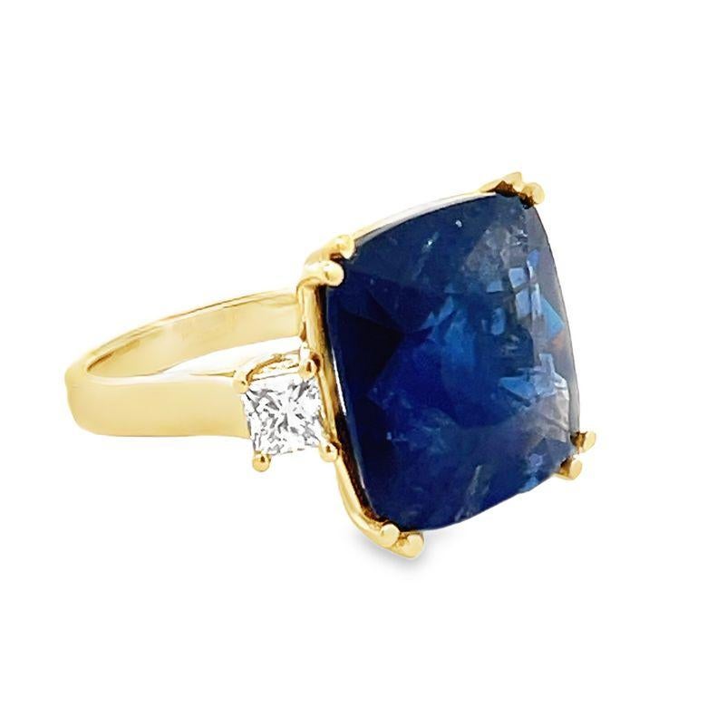 Taille coussin Bague à trois pierres saphir rayonnant 17,47CT et diamant Princesse 0,74CT 18K Yellow G en vente