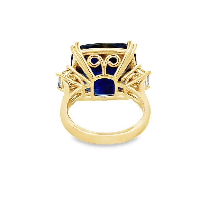 Bague à trois pierres saphir rayonnant 17,47CT et diamant Princesse 0,74CT 18K Yellow G Neuf - En vente à New York, NY