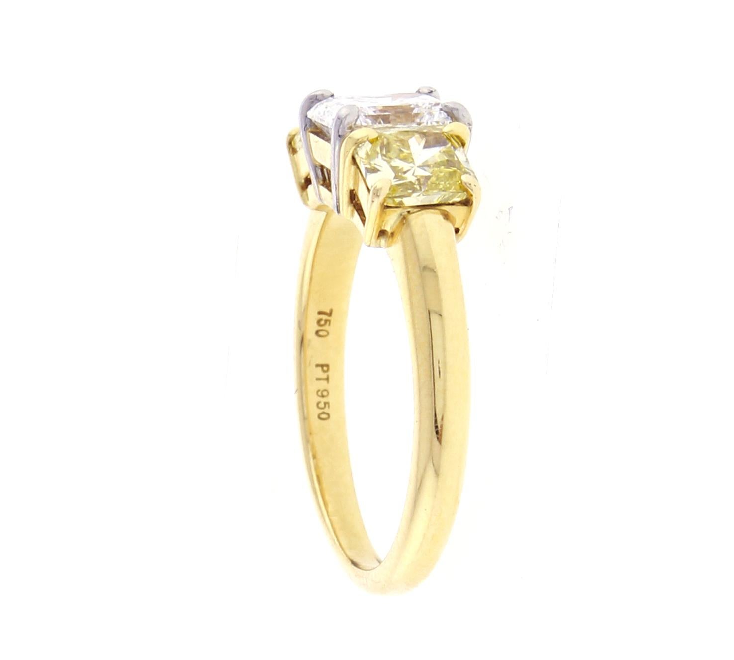 Anello a tre pietre con diamanti bianchi e gialli radianti In condizioni Nuovo in vendita a Bethesda, MD