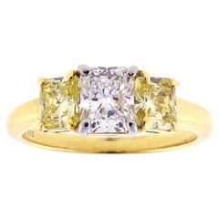 Bague à trois pierres diamant blanc et jaune radiant