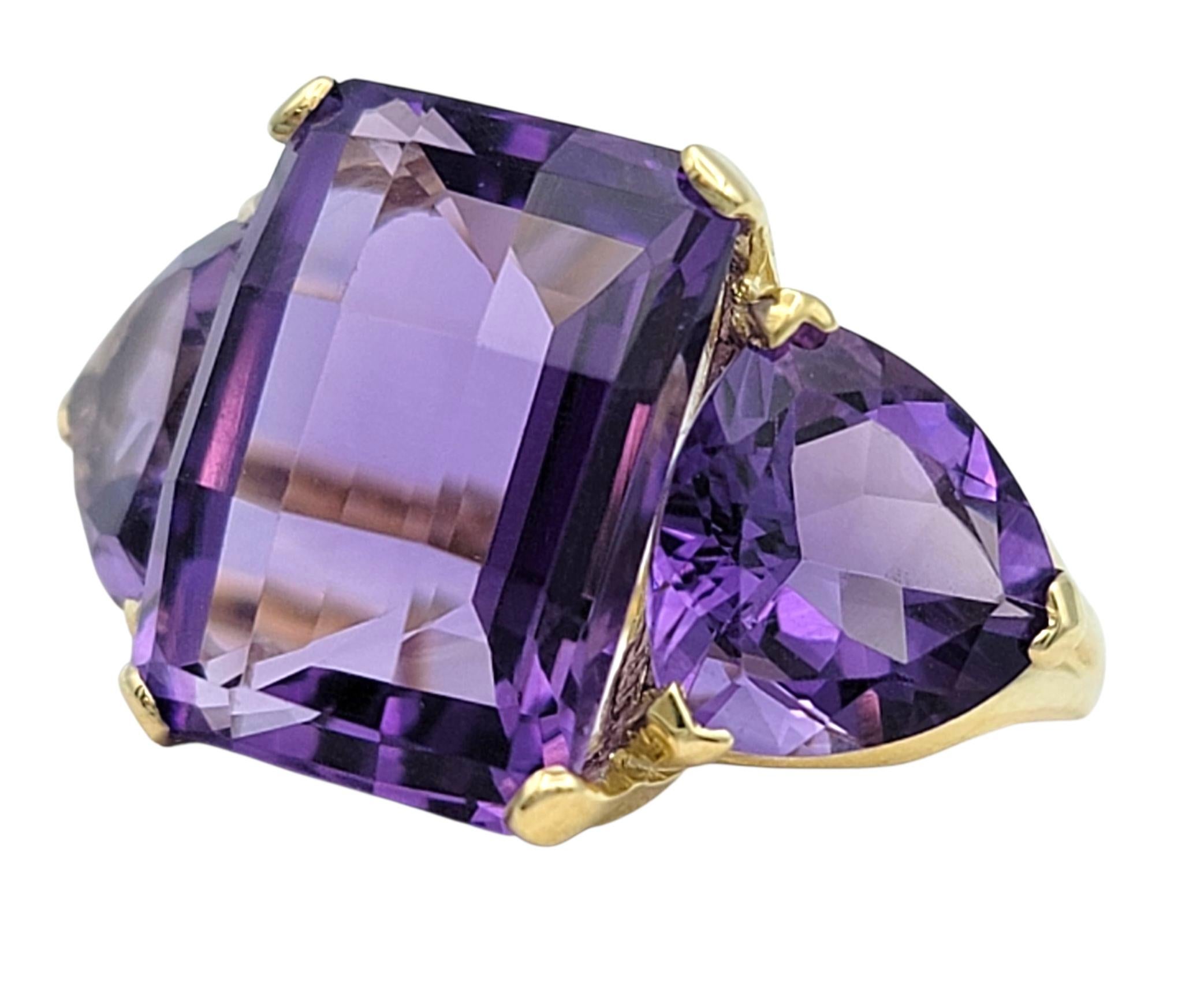 Questo audace anello con ametista è un'impressionante dimostrazione di colore e forma, progettata per attirare l'attenzione. Al centro, un'ametista rettangolare tagliata a scacchiera brilla di un viola profondo e regale, le cui sfaccettature