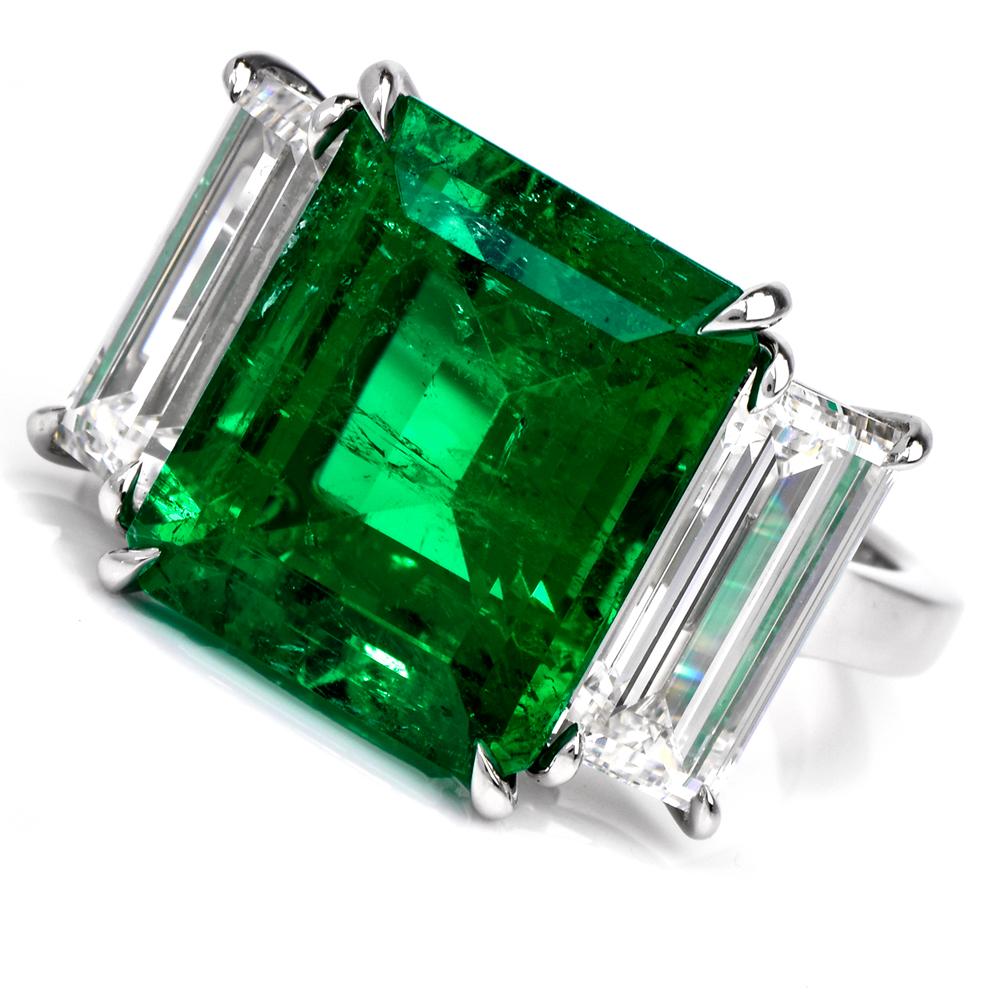 Art Deco Three-Stone Rectangular Emerald Diamond Platinum Ring For Sale