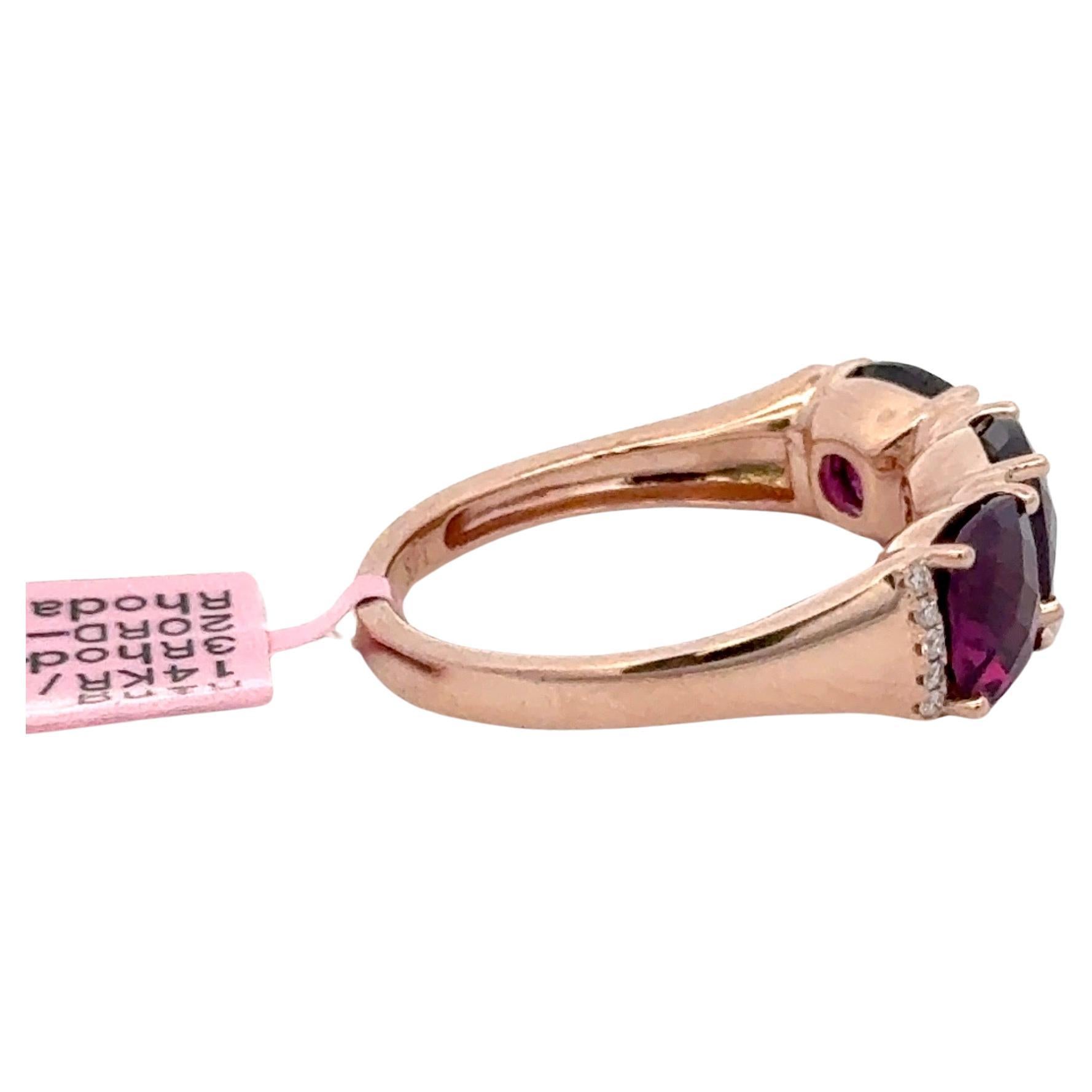 Taille coussin Bague à trois pierres rhodolite diamant 4,15 carats poids total or jaune 14 carats 3,4 grammes en vente
