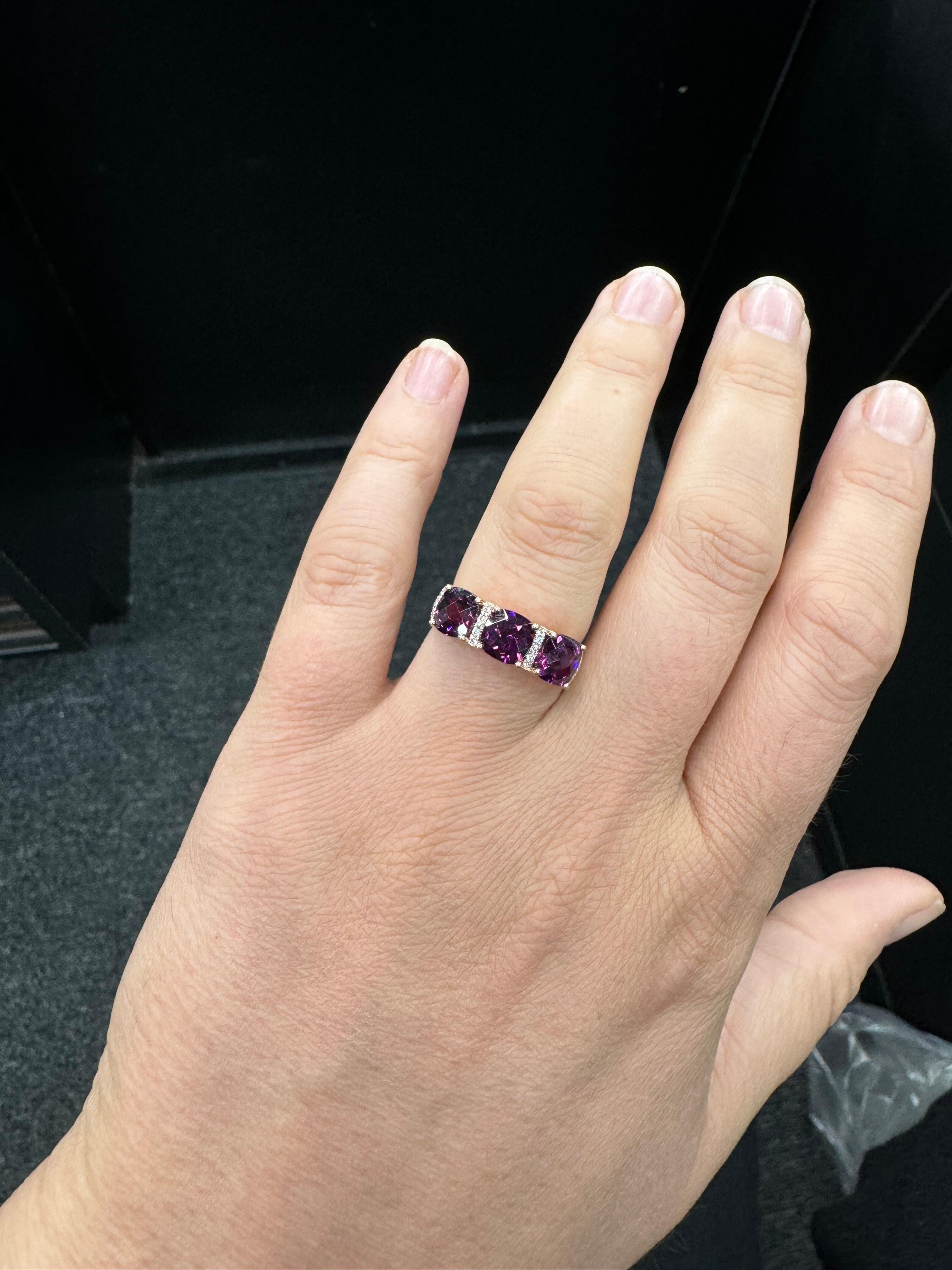 Bague à trois pierres rhodolite diamant 4,15 carats poids total or jaune 14 carats 3,4 grammes Neuf - En vente à New York, NY