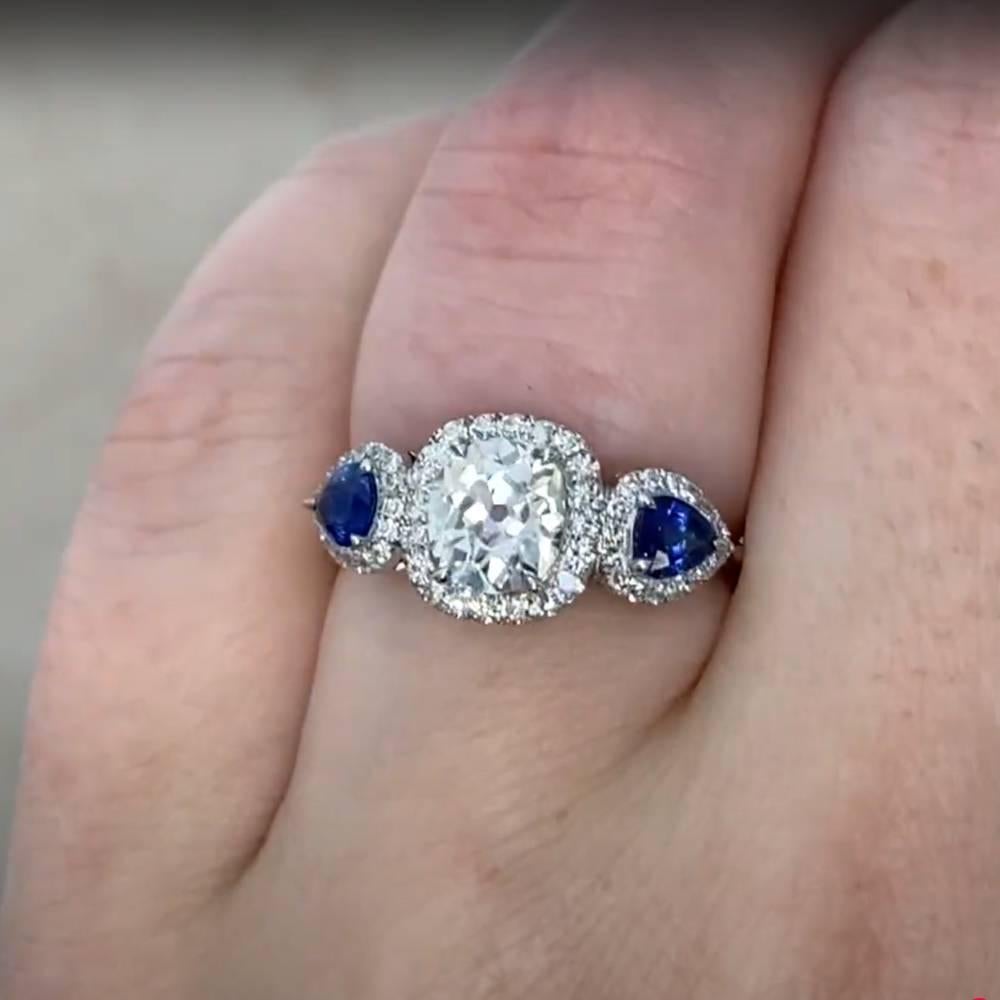 Anello con tre pietre, diamante antico con taglio a cuscino (circa 1,00 carati) e zaffiro In condizioni ottime in vendita a New York, NY
